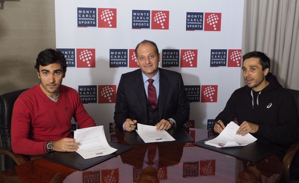 Lima y Bela firmando con MC International Sports