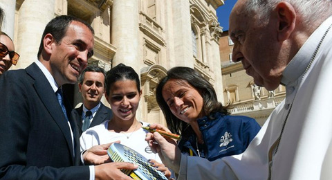 El pádel tiene una pala única: el Papa Francisco firma la pala de la solidaridad