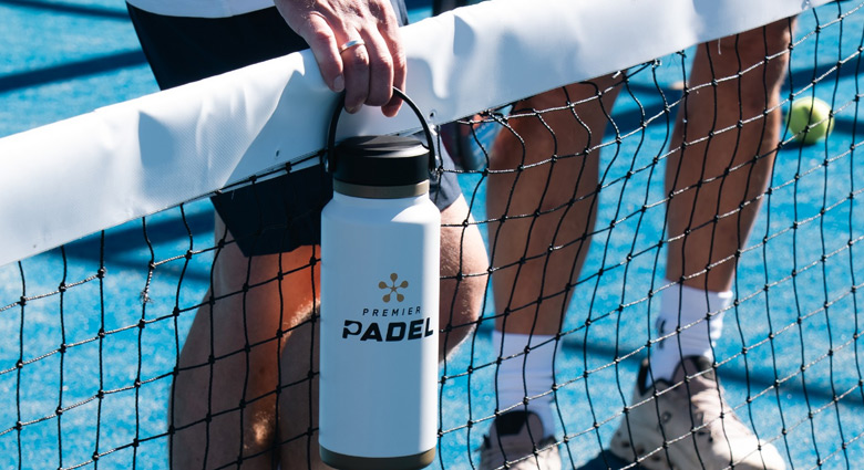 Acuerdo colaboración Hope World y Premier Padel botellas sostenibles 2025