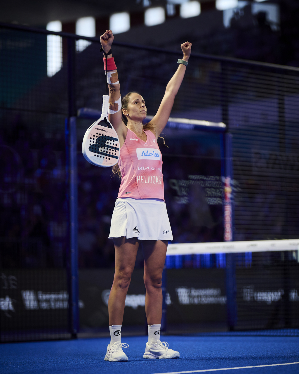 Gemma Triay alzando los brazos en señal de triunfo (Premier Padel)