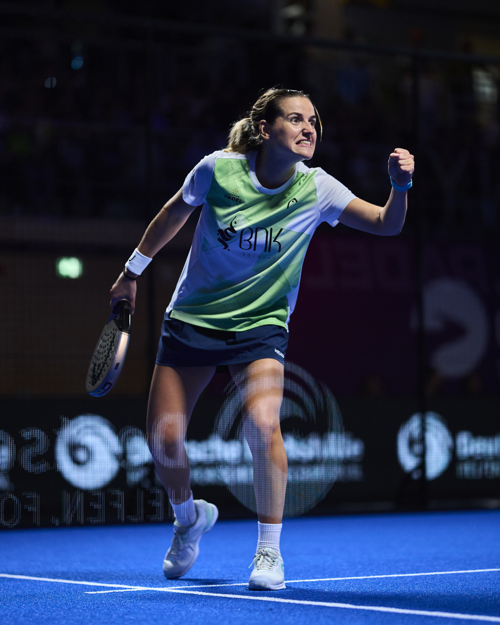 Ari Sánchez arena a su compañera tras una buena acción (Premier Padel)