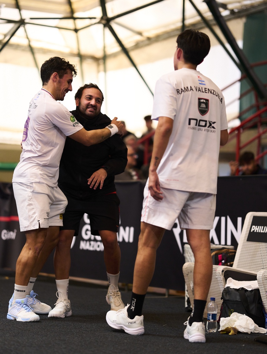 Mouriño y Valenzuela celebrando la victoria con su entrenador segunda ronda Milán 2025