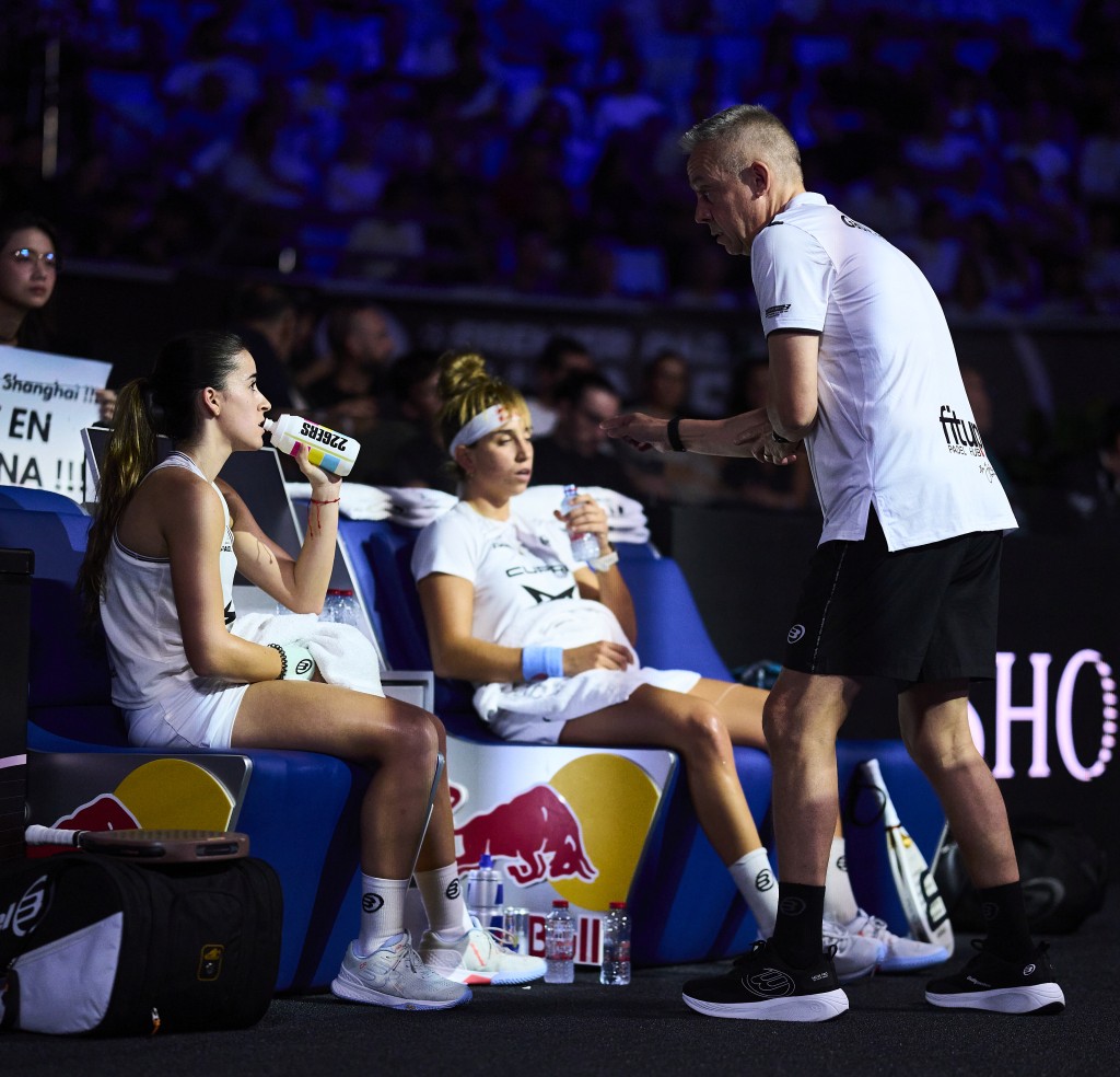 Banquillo Bea y Claudia final Dubái 2025