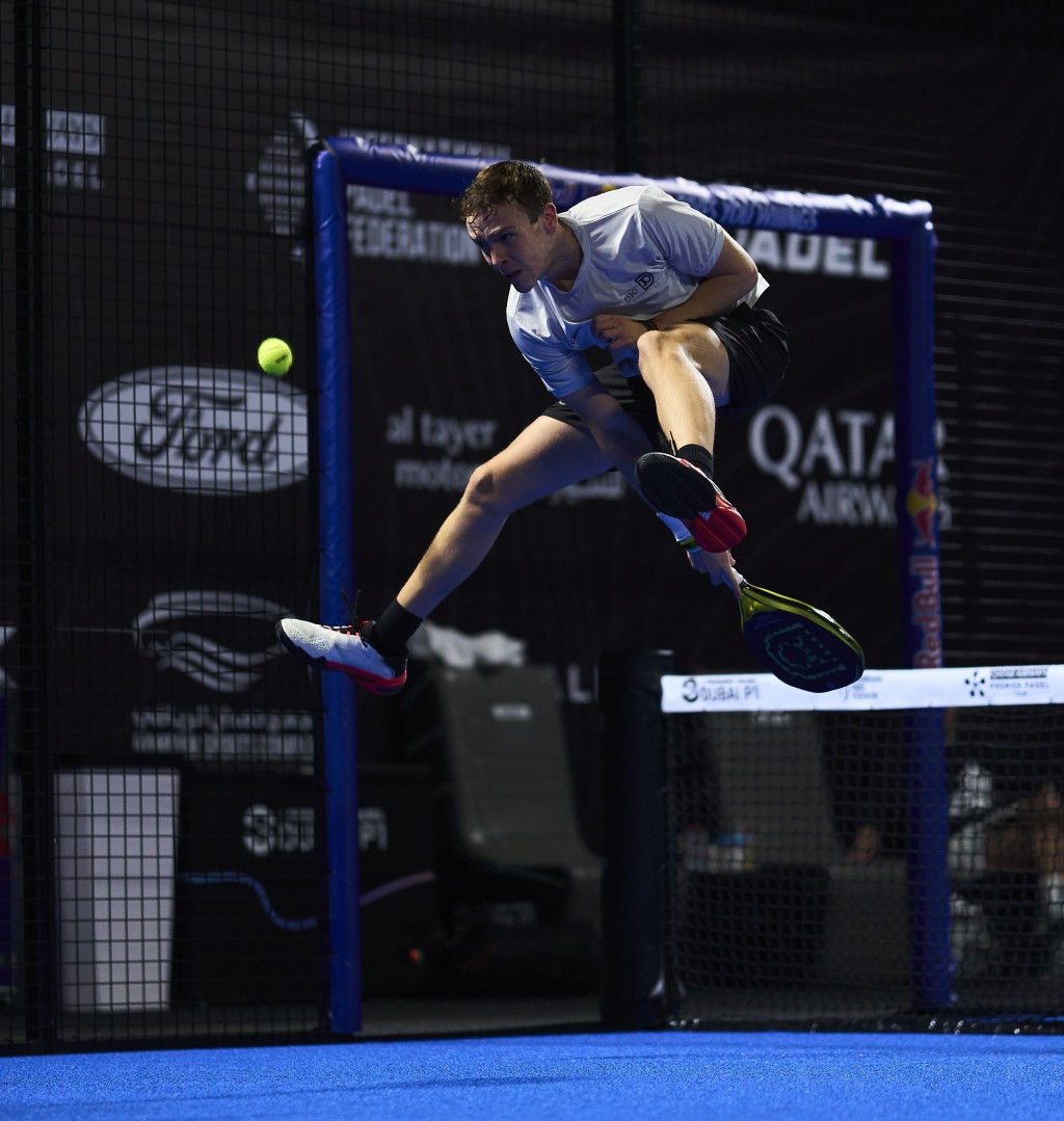Enrique Sánchez Chamero esquivando una pelota en Dubái 2025 dentro
