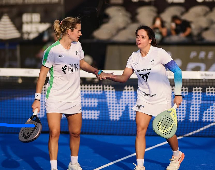 Ari y Paula se saludan durante el partido
