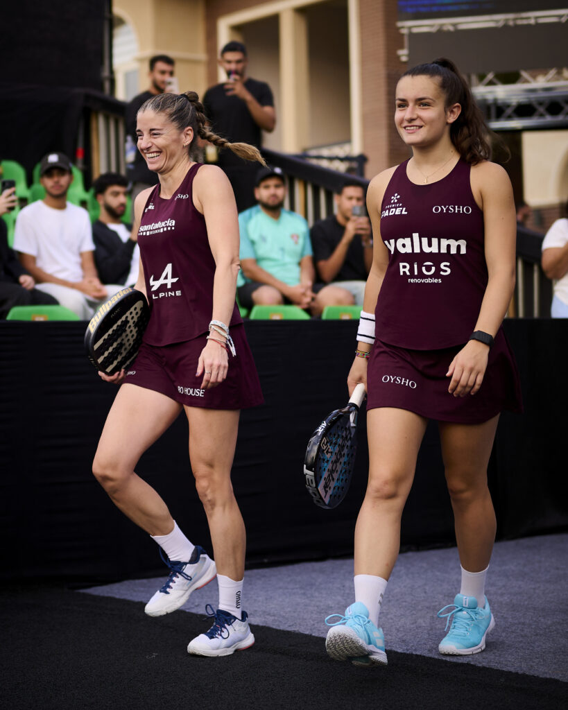 Ale y Martina entrando en la pista para jugar la final