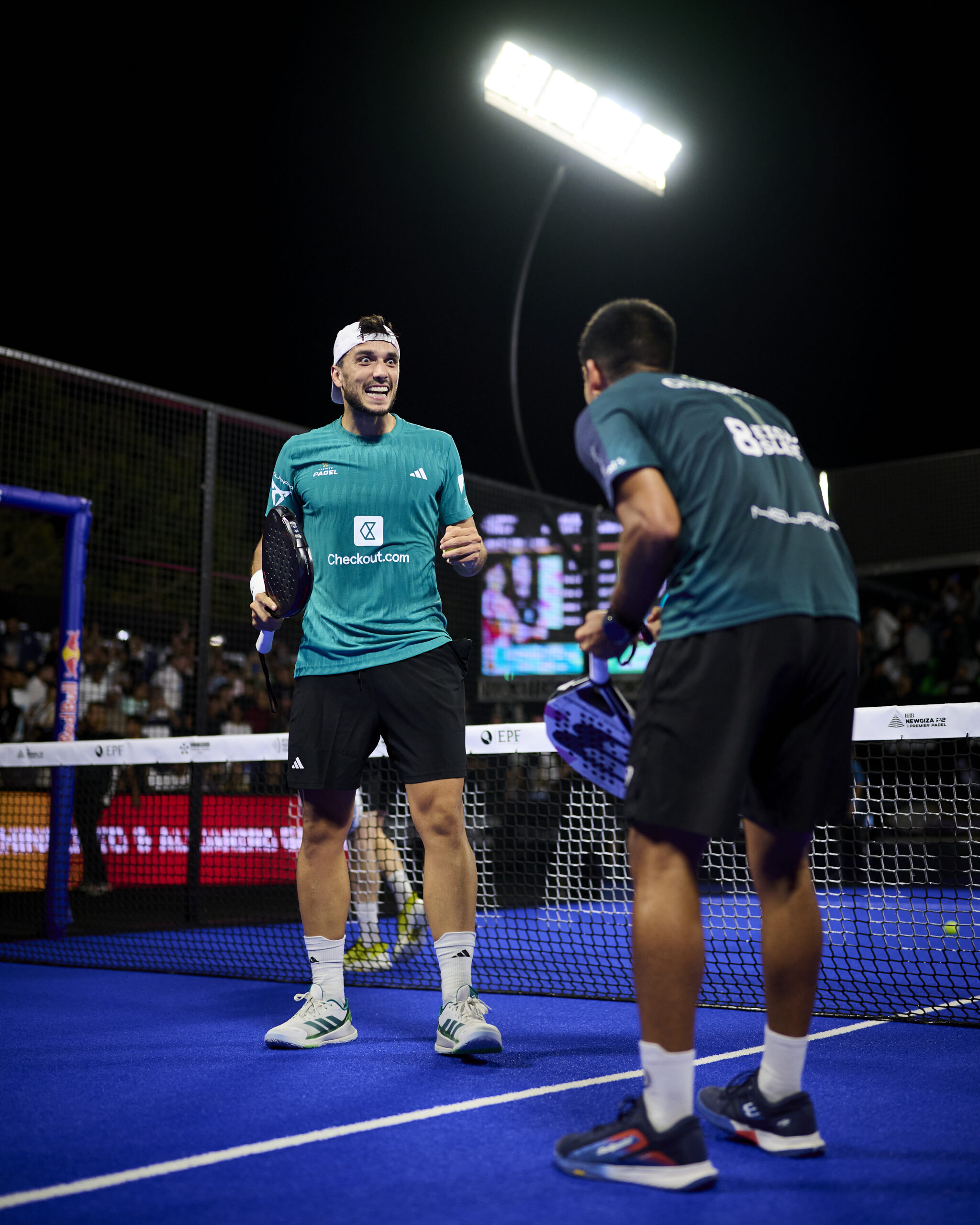 Ale y Fede celebrando la victoria en Egipto