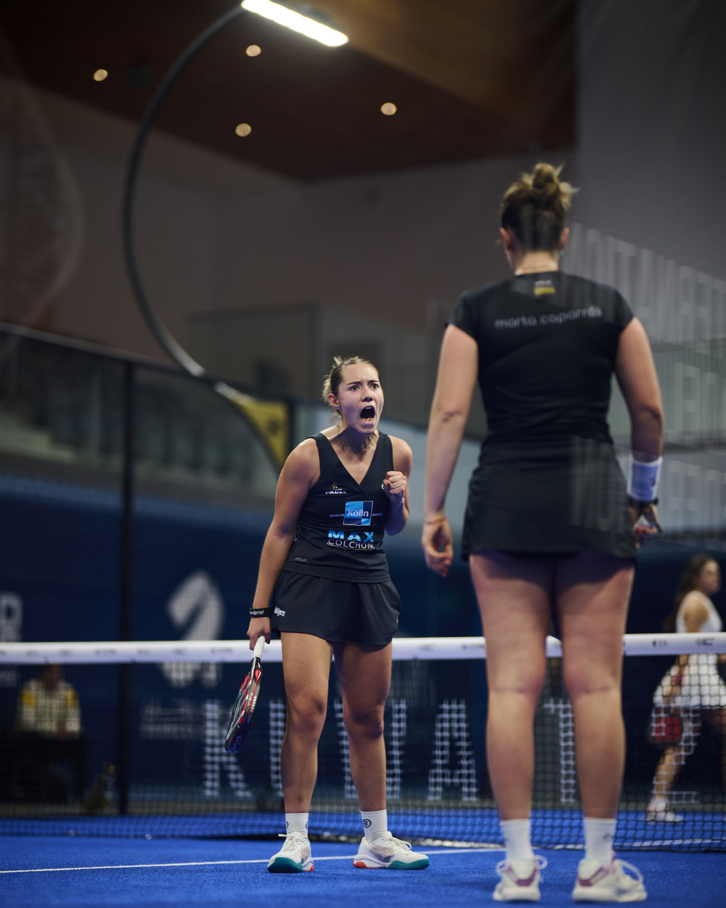 Águeda Pérez y Marta Caparrós tras sumar un punto en el partido (FIP)