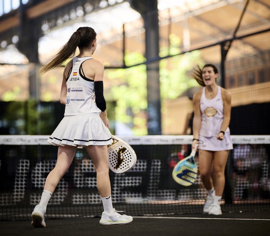 Leticia Manquillo y Noemí Aguilar celebrando el pase a octavos de Bruselas 2026