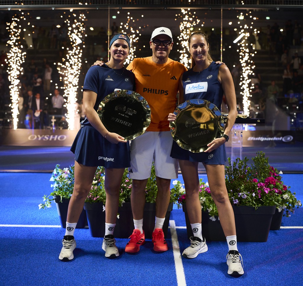 Delfi Brea y Gemma Triay con el título en Roma 2026