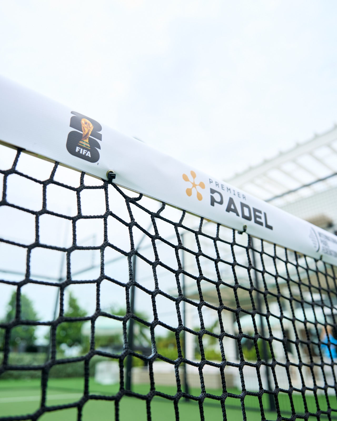 encuentro-reserve-mundial-miamiPremier Padel, la FIFA y la Federación Internacional de Pádel (FIP) organizaron un exclusivo evento en **Reserve Padel Miami** con motivo de los cuartos de final del Mundial de Fútbol 2026 entre Noruega e Inglaterra. La iniciativa, bautizada como **"Padel and Football Unite"**, volvió a demostrar el creciente vínculo entre dos deportes que comparten cada vez más protagonismo en los grandes escenarios internacionales.  La jornada reunió a numerosas figuras del deporte y del mundo empresarial. Sobre la pista estuvieron leyendas del fútbol como **John Terry, Ashley Cole y Marco Materazzi**, además del extenista argentino **Juan Mónaco** y el exinternacional marroquí **Houssine Kharja**. Junto a ellos participaron personalidades como **Nasser Al-Khelaïfi**, presidente de Premier Padel y Qatar Sports Investments; **Wayne Boich**, fundador de Reserve Padel; **Mark Bullingham**, director ejecutivo de la Federación Inglesa de Fútbol (The FA), y el empresario **Jamie Reuben**, entre otros invitados.  El encuentro sirvió como punto de conexión entre referentes del deporte, los negocios y el entretenimiento en uno de los momentos de mayor atención mediática del calendario deportivo. A través de este tipo de acciones, Premier Padel continúa impulsando la visibilidad del pádel y acercándolo a nuevos públicos aprovechando el impacto de grandes eventos internacionales.  Esta activación forma parte de la estrategia global de Premier Padel para seguir posicionando el deporte en escenarios de primer nivel. En los últimos meses, el circuito ya ha organizado iniciativas similares durante el Gran Premio de Gran Bretaña de Fórmula 1 en Silverstone, la final de la UEFA Champions League, el Mundial de Clubes de la FIFA 2025 o Art Basel Qatar, reforzando la presencia del pádel junto a algunos de los eventos más importantes del mundo.
