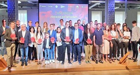 El Grupo Padel Nuestro Triunfa en los Premios de Internet levantando el título de su categoría