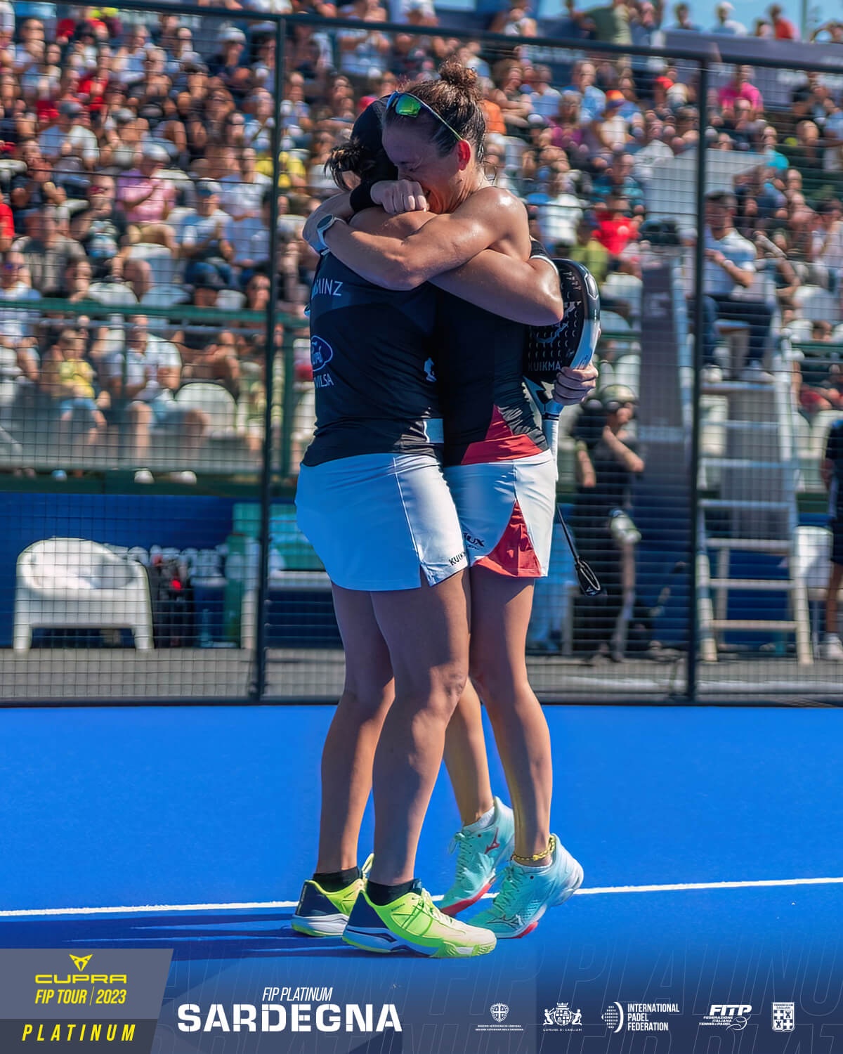 Patty Llaguno y Lucía Sainz abrazo título FIP Platinum Cerdeña
